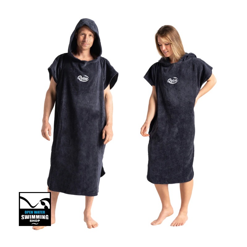 Sportieve zwemmer kleedt zich om in een Robie Omkleed Poncho, beschermd tegen wind en kou