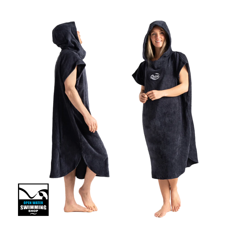 Sportieve zwemmer kleedt zich om in een Robie Omkleed Poncho, beschermd tegen wind en kou