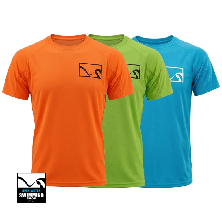 Zwemmer draagt het openwaterswimming.club sport T-shirt bij het water na een training in open water.
