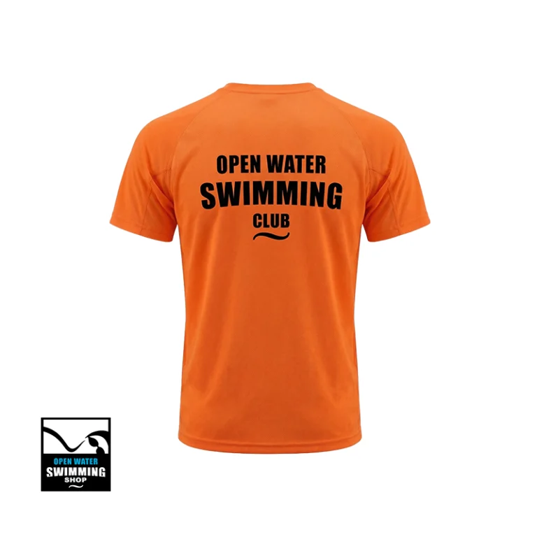 Zwemmer draagt het openwaterswimming.club sport T-shirt bij het water na een training in open water.